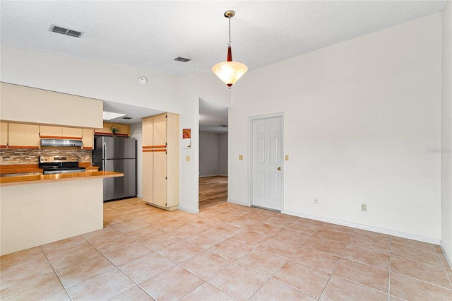 kitchen with visible vents, backsplash, stainless steel appliances, and under cabinet range hood