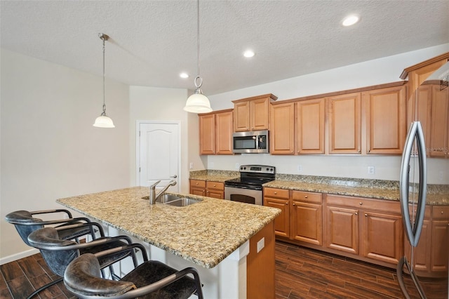 12831 White Bluff Rd, Hudson, FL 34669 - kitchen with stainless steel appliances, a sink, dark wood-style floors, a kitchen bar, and recessed lighting
