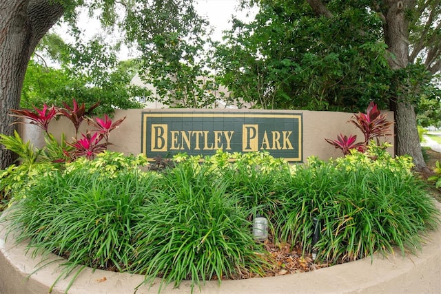 view of community / neighborhood sign