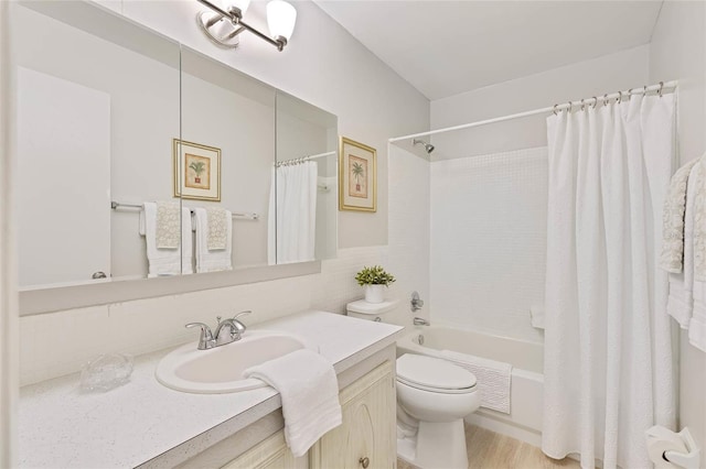 5356 81st St N Unit 26, Saint Petersburg, FL 33709 - bathroom featuring vanity, toilet, shower / bath combination with curtain, and wood finished floors