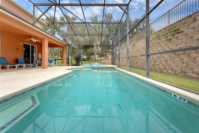 pool featuring a lanai, a jacuzzi, a patio area, and ceiling fan