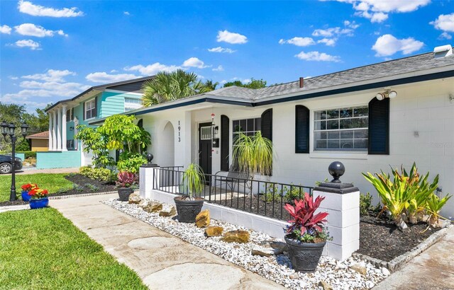 1913 Poinsetta Ln, Maitland, FL 32751 - ranch-style house featuring a porch and roof with shingles