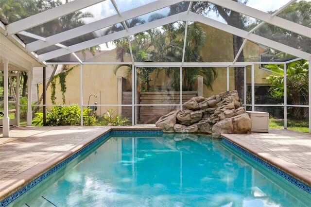 3906 Floyd Rd, Tampa, FL 33618 - swimming pool with a patio area and a lanai