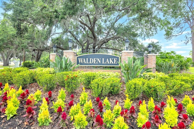 view of community / neighborhood sign