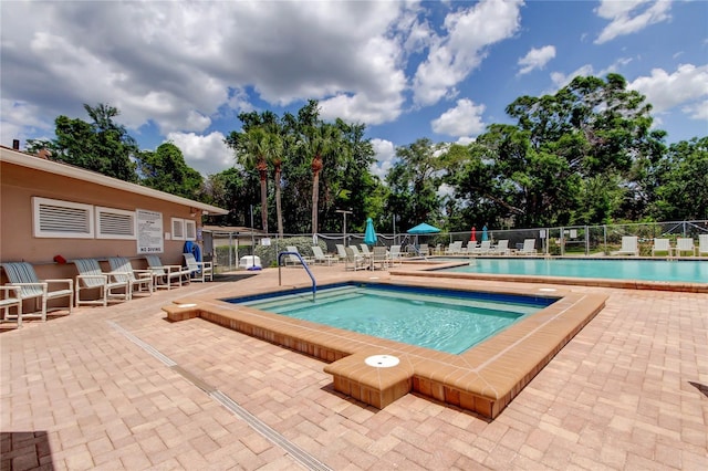 6428 Gloria Dr Unit 21, New Port Richey, FL 34653 - community pool featuring a patio, a community hot tub, and fence