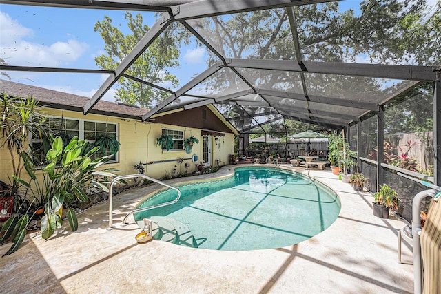 616 Highview Cir S, Brandon, FL 33510 - outdoor pool with a fenced backyard, a patio, and glass enclosure