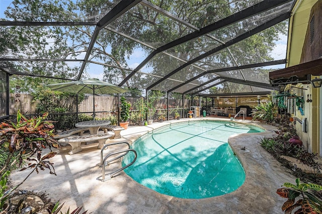 616 Highview Cir S, Brandon, FL 33510 - view of swimming pool featuring a fenced backyard, a patio area, and a lanai