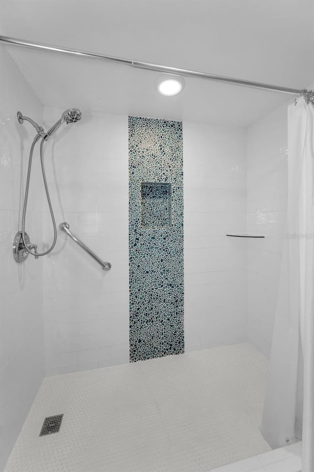 bathroom featuring tiled shower