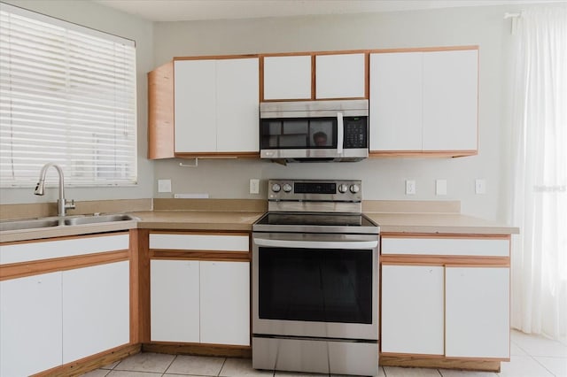 6260 Olivedale Dr, Riverview, FL 33578 - kitchen featuring stainless steel appliances, a sink, light countertops, and white cabinetry