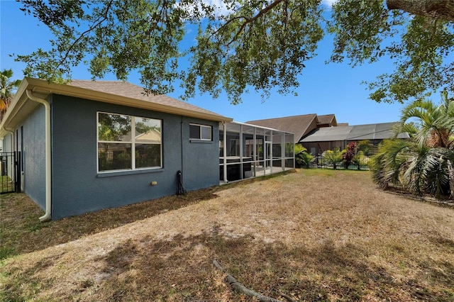 16516 Bridgewalk Dr, Lithia, FL 33547 - back of property featuring a yard, stucco siding, and glass enclosure