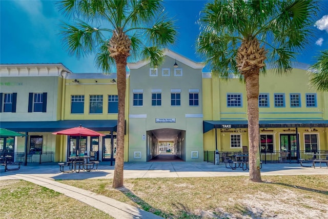 16516 Bridgewalk Dr, Lithia, FL 33547 - exterior space featuring stucco siding and fence