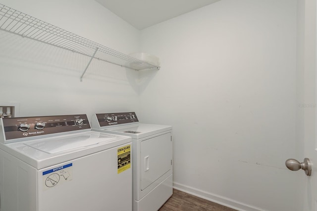 laundry room featuring independent washer and dryer, dark wood-style floors, and baseboards