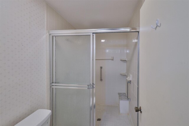 1915 W Del Webb Blvd, Sun City Center, FL 33573 - full bath with a tile shower, toilet, and wallpapered walls