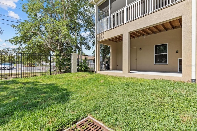 view of yard featuring a patio area