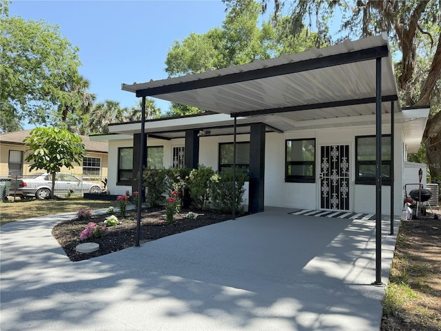 635 Mccormick St, Daytona Beach, FL 32114 - view of front facade with a carport and stucco siding