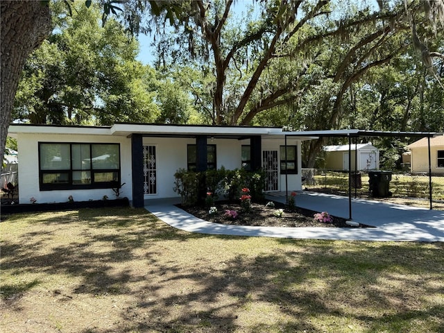 635 Mccormick St, Daytona Beach, FL 32114 - view of front facade featuring a porch, stucco siding, and fence