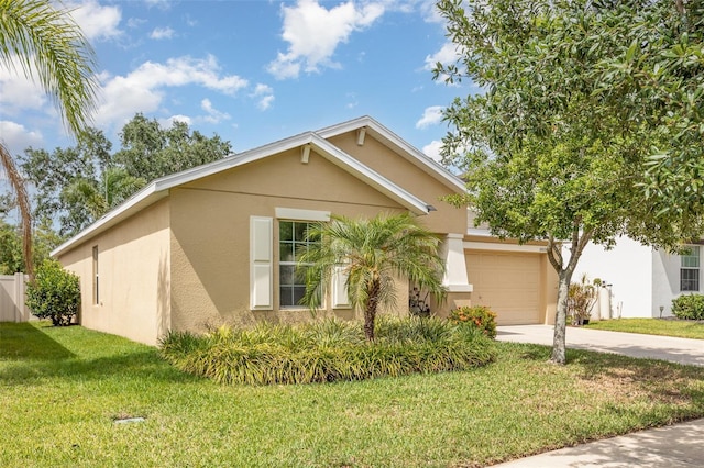 view of front of home featuring stucco siding, a front lawn, and driveway