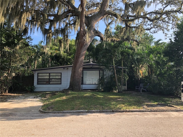 122 19th Ave N, Saint Petersburg, FL 33704 - view of front of house featuring a front lawn