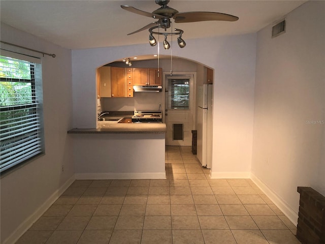122 19th Ave N, Saint Petersburg, FL 33704 - kitchen with a ceiling fan, visible vents, gas stove, freestanding refrigerator, and under cabinet range hood