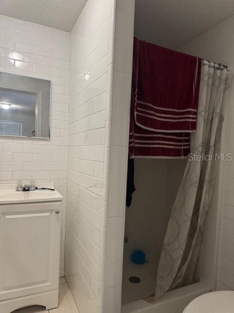 3713 E Clifton St, Tampa, FL 33610 - full bath with toilet, vanity, and curtained shower