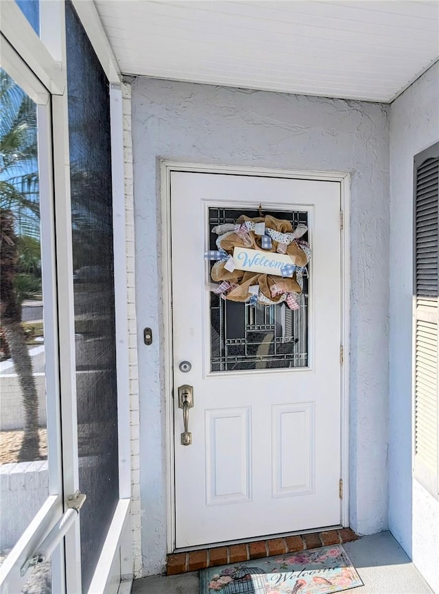 entrance to property with stucco siding