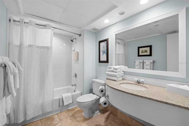 full bathroom featuring toilet, shower / bathtub combination with curtain, recessed lighting, and vanity
