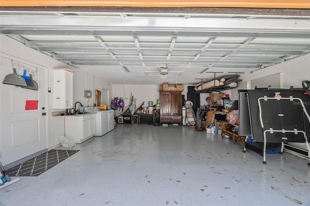 garage with washer and clothes dryer