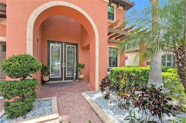 view of exterior entry with stucco siding