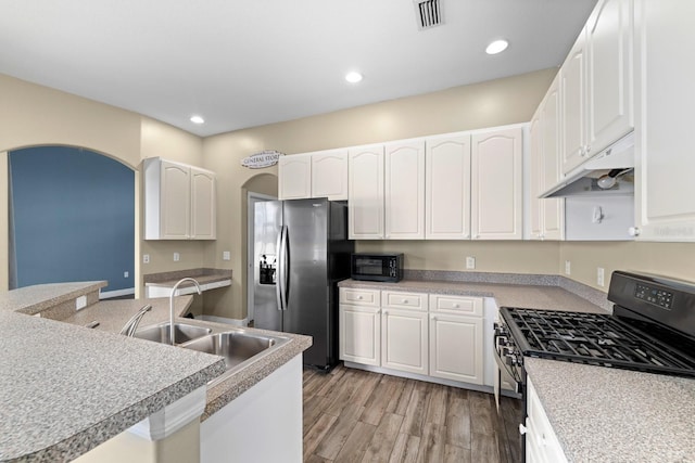 2808 Abbey Grove Dr, Valrico, FL 33594 - kitchen featuring black appliances, white cabinetry, under cabinet range hood, light wood-type flooring, and recessed lighting