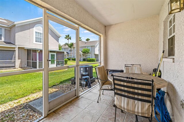 732 Kensington Lake Cir, Brandon, FL 33511 - sunroom featuring outdoor dining space and a residential view