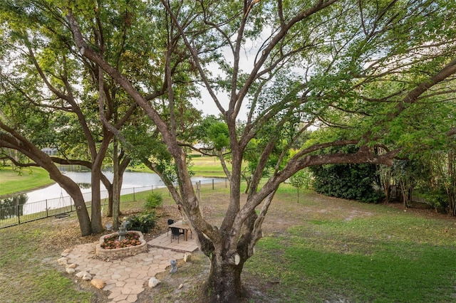view of yard featuring a water view