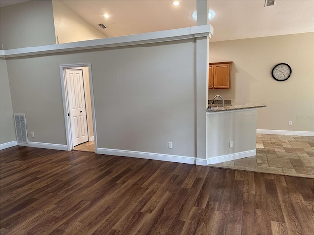 1608 Fox Glen Ct, Winter Springs, FL 32708 - empty room featuring a sink, lofted ceiling, baseboards, and visible vents