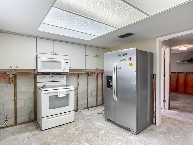 1011 SE 4th Ave, Crystal River, FL 34429 - kitchen with white appliances and visible vents