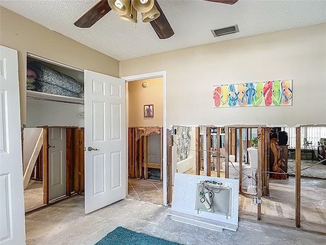 1011 SE 4th Ave, Crystal River, FL 34429 - bedroom featuring ceiling fan, a textured ceiling, a closet, and visible vents
