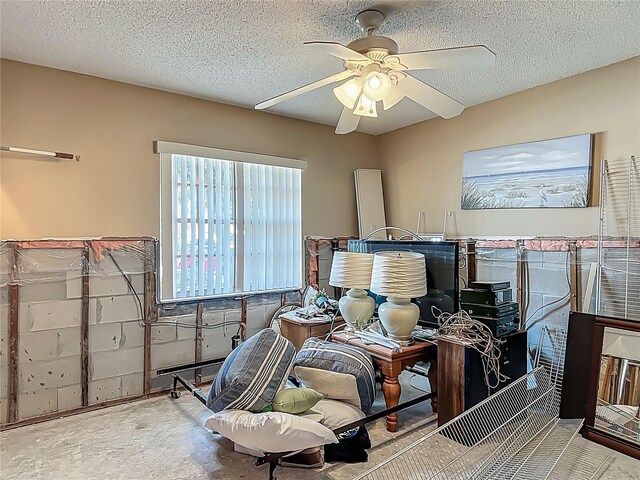 1011 SE 4th Ave, Crystal River, FL 34429 - miscellaneous room featuring ceiling fan and a textured ceiling