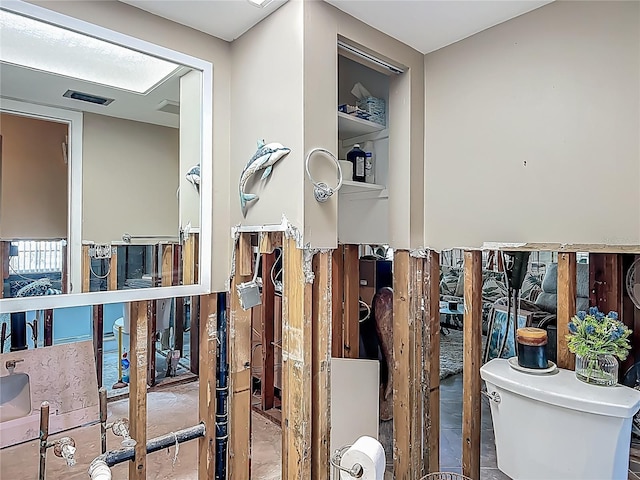 1011 SE 4th Ave, Crystal River, FL 34429 - room details with visible vents