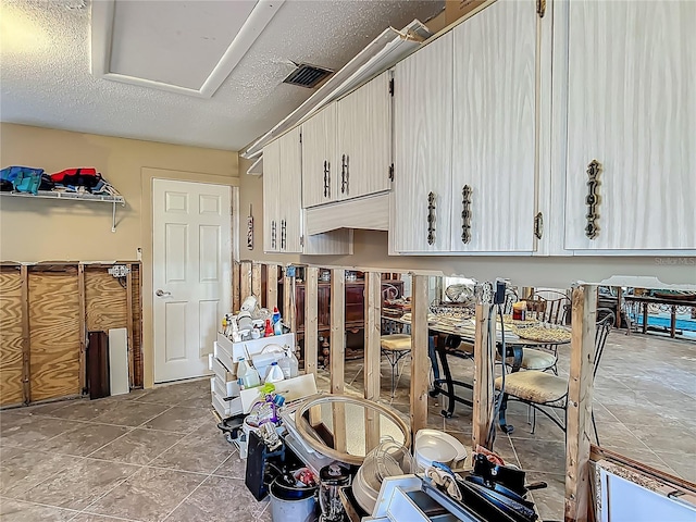 1011 SE 4th Ave, Crystal River, FL 34429 - kitchen featuring a textured ceiling and visible vents