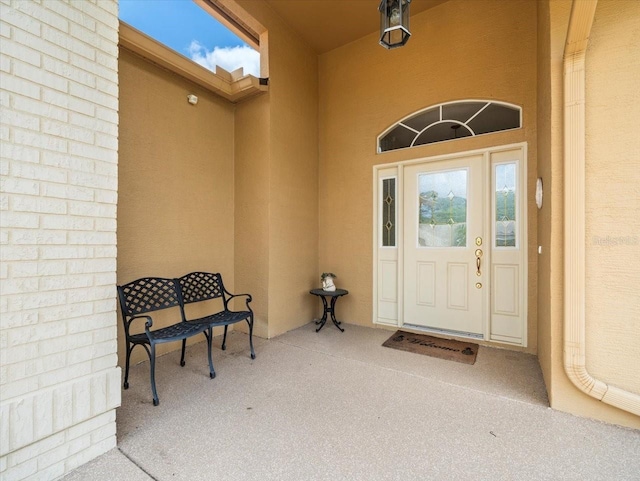 view of exterior entry with stucco siding