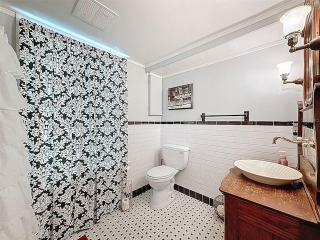 800 W Lake Elbert Dr NE, Winter Haven, FL 33881 - full bathroom with tile walls, a wainscoted wall, vanity, crown molding, and curtained shower
