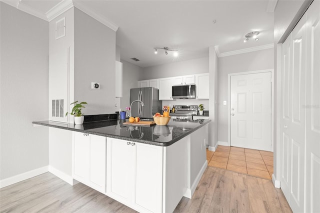 5000 Culbreath Key Way Unit 8-319, Tampa, FL 33611 - kitchen featuring stainless steel appliances, a peninsula, white cabinetry, light wood-style floors, and baseboards