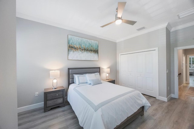 bedroom featuring baseboards, a closet, light wood-style flooring, and visible vents