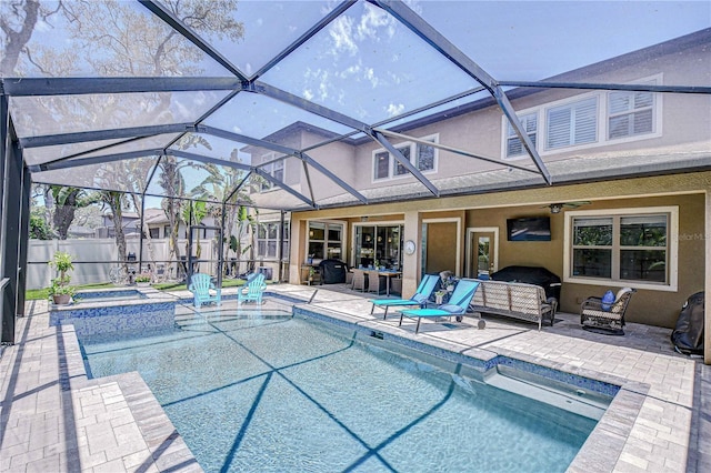 view of pool with an in-ground hot tub, a patio, outdoor lounge area, ceiling fan, and fence