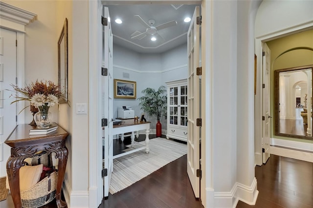 mudroom with dark wood-type flooring, a ceiling fan, recessed lighting, and baseboards