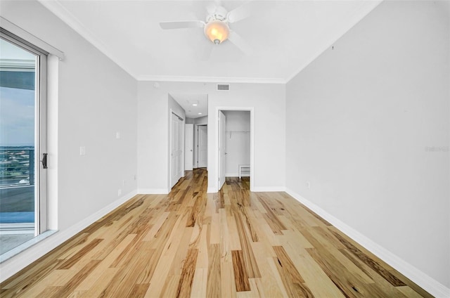 unfurnished bedroom featuring light wood finished floors, visible vents, baseboards, and ceiling fan