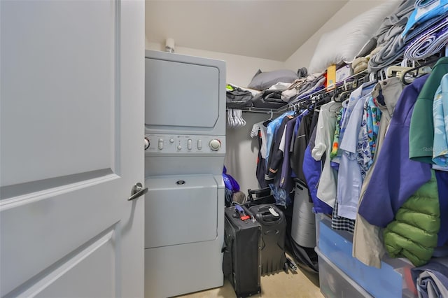 walk in closet with stacked washer / dryer