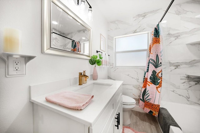 14 S Meteor Ave, Clearwater, FL 33765 - full bath featuring vanity, toilet, shower / bathtub combination with curtain, and wood finished floors