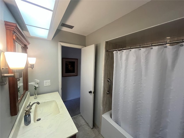 full bath with vanity and shower / bath combo