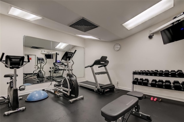 exercise room featuring baseboards