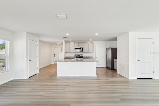 kitchen featuring stainless steel appliances, visible vents, recessed lighting, light wood finished floors, and baseboards