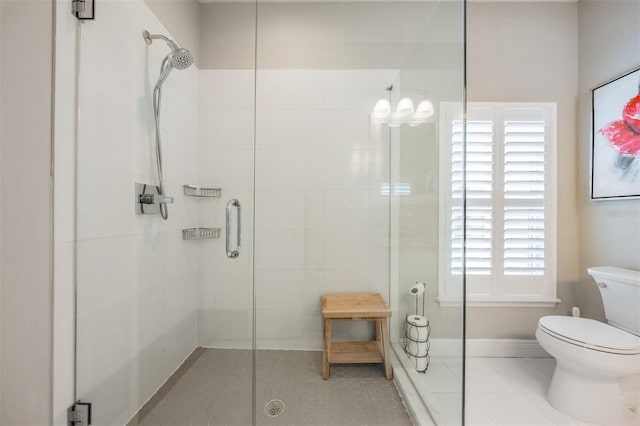 260 SW Lincoln Cir N, Saint Petersburg, FL 33703 - bathroom featuring a tile shower, tile patterned floors, toilet, and baseboards